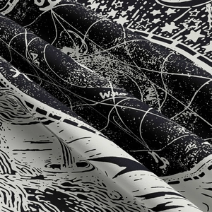 Makroaufnahme von Tarot-Wandteppich mit handgezeichneten Luft- und Sternmustern
