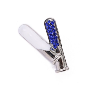 Detail van V-vormige broche met blauwe strassteentjes en wit emaille op zilveren legering