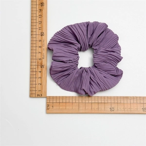 Elastico per capelli viola a pieghe con righello per riferimento dimensioni di 10cm