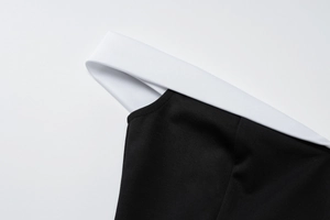Gros plan sur la couture de l'épaule et la texture de cette robe moulante bicolore