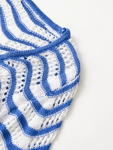 Detailaufnahme des blau-weiß gestreiften Strickkleids mit gewellter Lochmuster-Textur