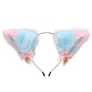 Détail d'un serre-tête oreilles de chat en peluche avec dégradé bleu-rose et cloches