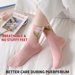 Calze rosa con ricamo floreale e trama a costine verticali per uno stile dolce e cozy