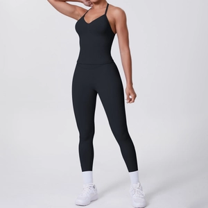 Seitenansicht des schwarzen Yoga-Sets mit hochtaillierter Leggings und schmalem Tanktop