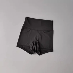 Vista dettagliata dall'alto di pantaloncini da yoga neri a vita alta con fascia elastica