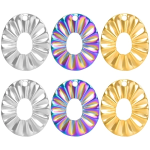 Détail de pendentifs en forme de coquillage en métal doré, argenté et multicolore