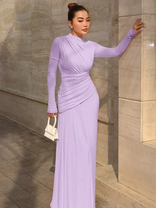 Abito lungo elegante color lavanda attillato a maniche lunghe con dettagli arricciati da donna