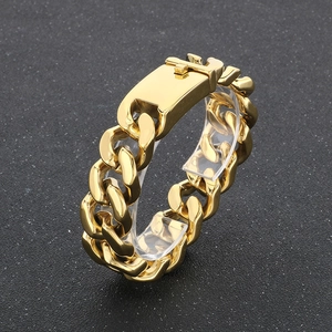 Détail d'un bracelet gourmette dorée de 20mm avec fermoir rectangulaire lisse