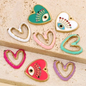 Pendentifs cœur et œil de style français en émail coloré et métal plaqué or