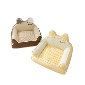 Plüsch-Katzenbett in Tierform mit Schachbrett-Kissen und WCAT-Logo in zwei Farben