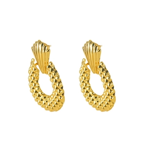Gros plan de boucles d'oreilles pendantes ananas dorées avec finition métal mat