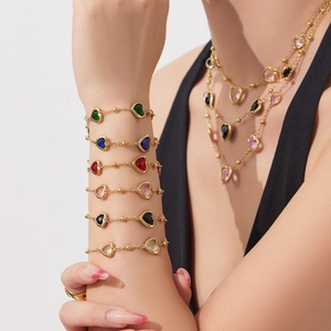 Ensemble élégant collier et bracelet cœur en acier doré avec pierres de couleur