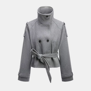 Court manteau gris pour femme en laine avec boutonnage croisé et ceinture assortie