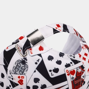Dettaglio macro della stampa con carte da poker e fibbia in metallo del cappello da baseball