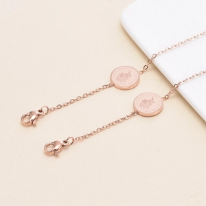 Roségoldene Brillenkette aus Edelstahl mit Elisabeth II. Münzanhänger und Karabinerverschluss