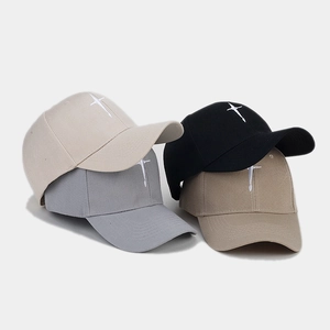 Détail de quatre casquettes de baseball en coton aux tons neutres avec broderie minimaliste