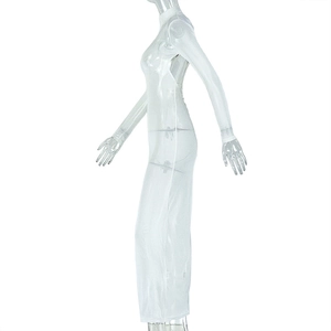 Détail d'une robe blanche transparente à manches longues avec col montant et tulle fin