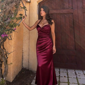 Robe de soirée élégante en satin bordeaux avec licou et ourlet sirène plissé