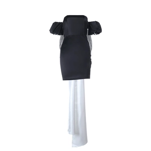 Détail du dos élégant d'une mini robe avec de longs rubans en satin blanc chic