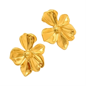 Elegante goldene Blumenohrstecker aus poliertem Edelstahl für einen floralen Minimalismus