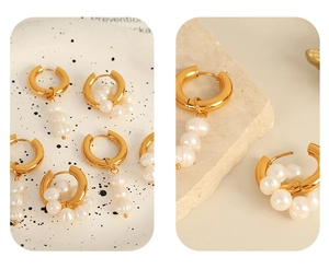 Gros plan détaillé de boucles d'oreilles créoles dorées vintage avec perles blanches