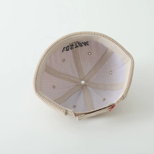 Détail de l'intérieur du bonnet enfant en velours beige avec broderie Boston et bandeau