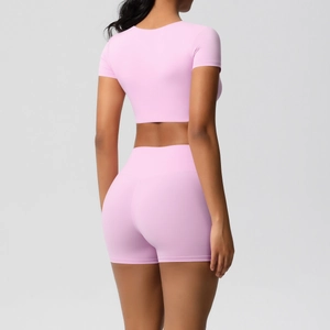 Rückansicht des blassrosa zweiteiligen Yoga-Sets mit Kurzarm-Crop-Top und High-Waist-Shorts