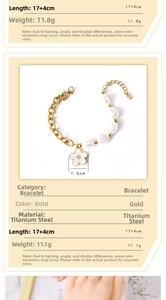 Détail du bracelet en acier titane doré avec perles et pendentif fleur en strass