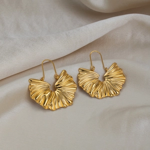 Boucles d'oreilles minimalistes en forme d'éventail plaquées or 18 carats