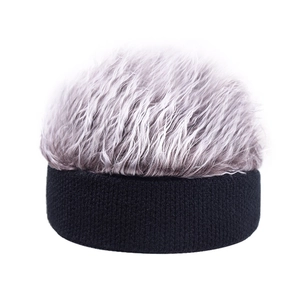 Gros plan d'un bonnet perruque fantaisie avec cheveux gris synthétiques et bande noire.