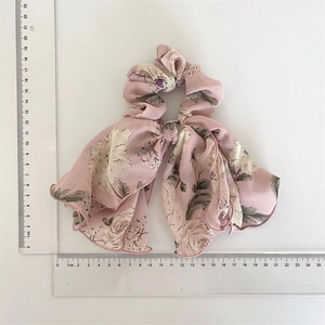 Chouchou à fleurs roses avec nœud et règles pour une référence de taille précise