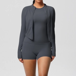 Ensemble de yoga 3 pièces gris foncé comprenant une veste zippée et un short de sport ajusté