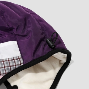 Detailaufnahme der lila Outdoor-Mütze mit warmem Fleecefutter und verstellbarem Kordelzug