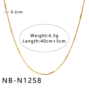 Détail du collier à billes dorées avec dimensions 40+5cm et largeur de perle 0,2cm