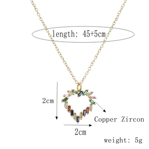 Détail du pendentif cœur en zircon coloré 2x2cm sur chaîne dorée de 45+5cm