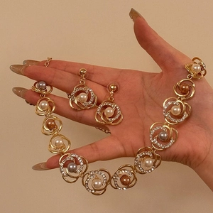 Elegante conjunto de joyas doradas con diamantes de imitación y perlas de colores
