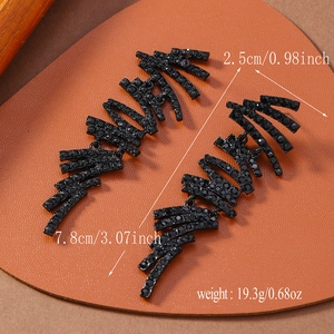 Geometrische Fransen-Ohrringe mit schwarzen Strasssteinen und 7,8cm Längenmessung