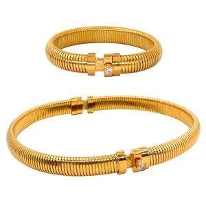 Ensemble de bracelets à ressort plaqué or avec accents de diamant sur fond blanc