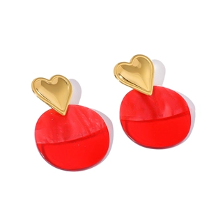 Exaggerated golden heart and red resin circle drop earrings in polished stainless steel