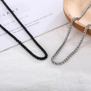 Dettaglio macro della collana a spiga in acciaio inossidabile argento e nero