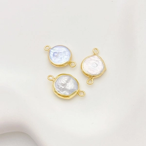 Tres conectores de corazón con perlas barrocas doradas para creación de joyas artesanales