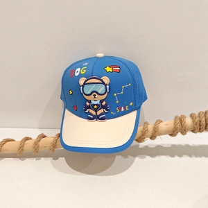 Détail de casquette enfant bleue avec écusson ours astronaute 3D et broderies espace