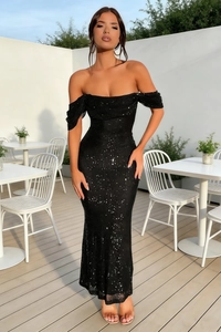 Détail de la robe de soirée noire à épaules dénudées avec des paillettes argentées brillantes