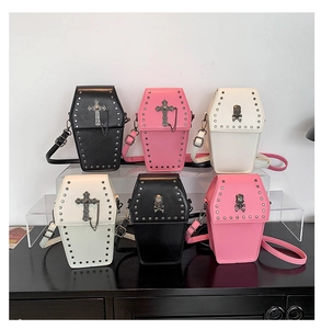 Détail de sacs bandoulière gothiques en forme de cercueil avec rivets et chaînes croix