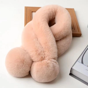 Écharpe rose en fausse fourrure pelucheuse avec pompons sur fond blanc décoratif