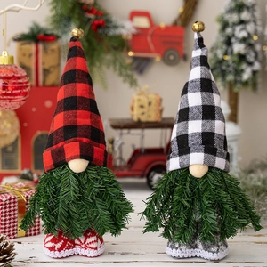 Bambole di peluche gnomo di Natale con barbe di aghi di pino e cappelli a quadri decorazione