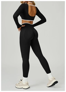Détail de l'ensemble de yoga noir avec dos nu et legging galbant à effet froncé