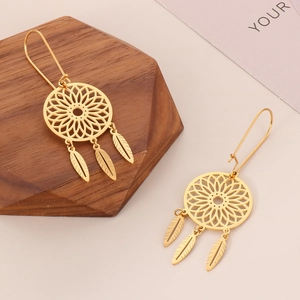 Goldene Dreamcatcher-Ohrringe mit geometrischen Kreisen und hängenden Metallfedern