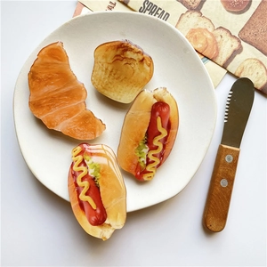 Supporto per telefono estensibile con design realistici di croissant e hot dog 3D