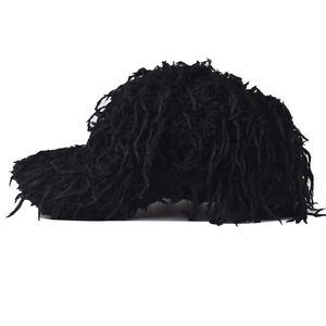 Vue détaillée de la casquette de baseball noire à poils longs et texture en fausse fourrure